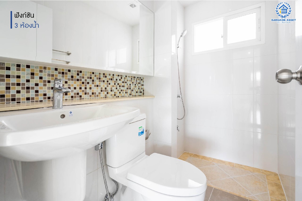 บ้านมือสองตกแต่งใหม่ คุณภาพแบรนด์ AP ม.เดอะเซนโทร รัตนาธิเบศร์-ราชพฤกษ์ หลังมุม ดีไซน์ Classic เนื้อที่ 58.2 ตร.ว. ฟังก์ชันจัดเต็ม 3 ห้องนอน 3 ห้องน้ำ จอดรถได้ 2 คัน บนทำเลศักยภาพ เชื่อมต่อหลายเส้นทางทั้ง ถ.ราชพฤกษ์ ,ถ.รัตนาธิเบศร์ และถ.กาญจนาภิเษก และเพียง 5 นาทีถึงรถไฟฟ้า "สถานีบางพลู"...